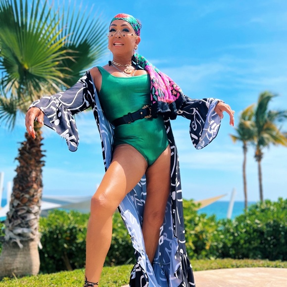 Meet your Posher, Adornage by Oliva Peña - Picture 2 of 5